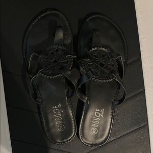 Rouge Helium Black Floral Toe-Loop Sandals